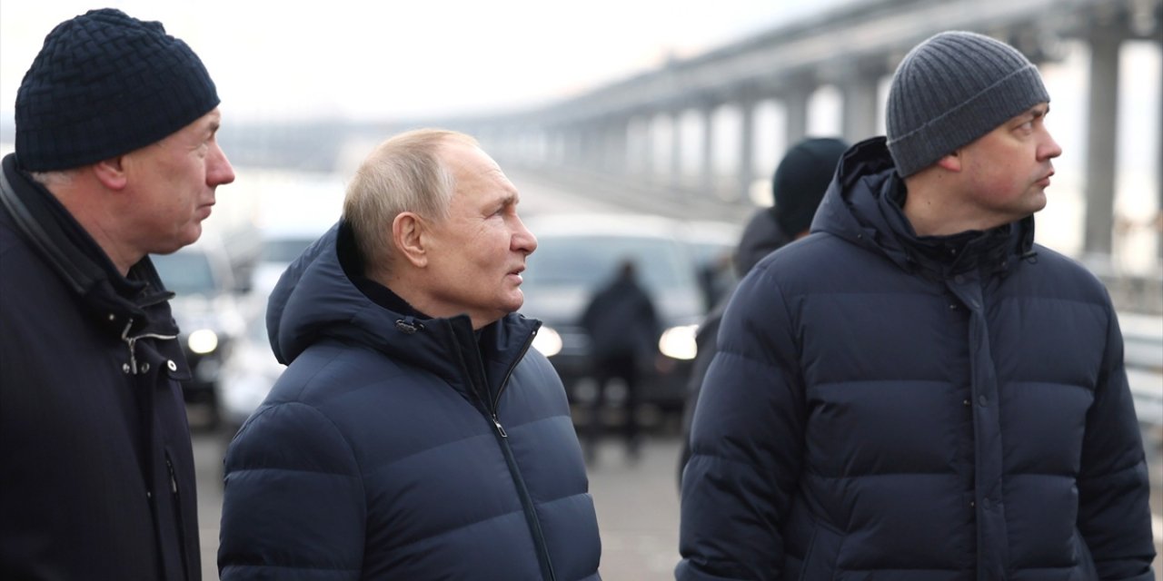 Rusya Devlet Başkanı Putin, patlama sonrası tamir edilen Kerç Köprüsü'nü denetledi