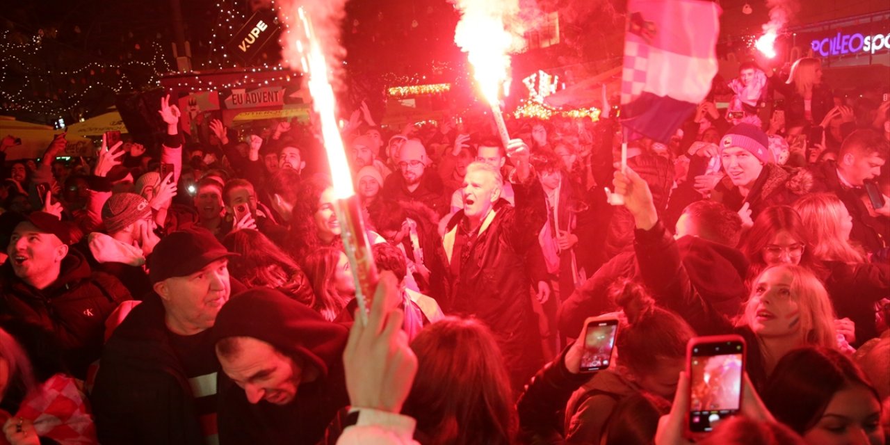 Hırvat taraftarlar, Dünya Kupası'nda yarı finale yükselmelerini kutladı
