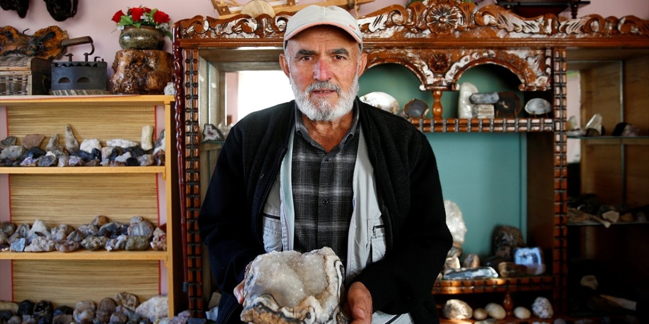 Evine sığdıramadığı taş koleksiyonu için bahçesini adeta "müze"ye çevirdi