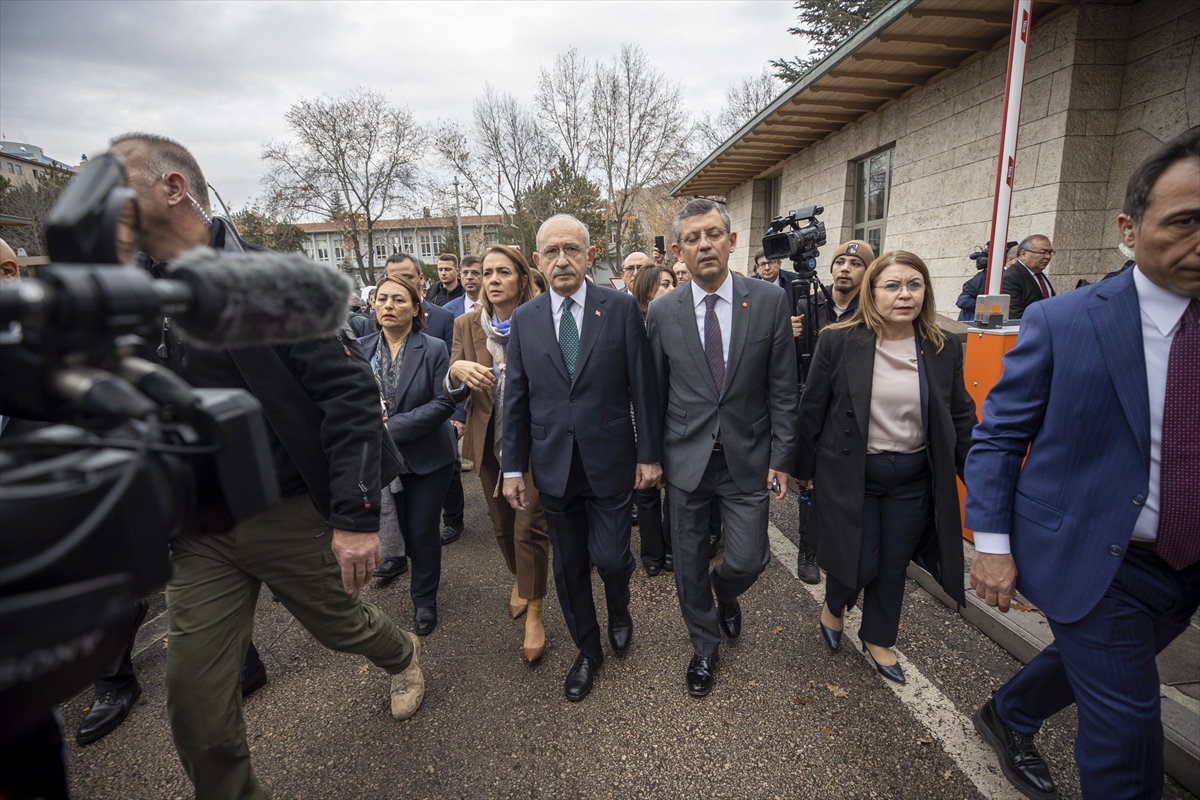 Kılıçdaroğlu, acil toplantının ardından Adalet Bakanlığı'na yürüdü