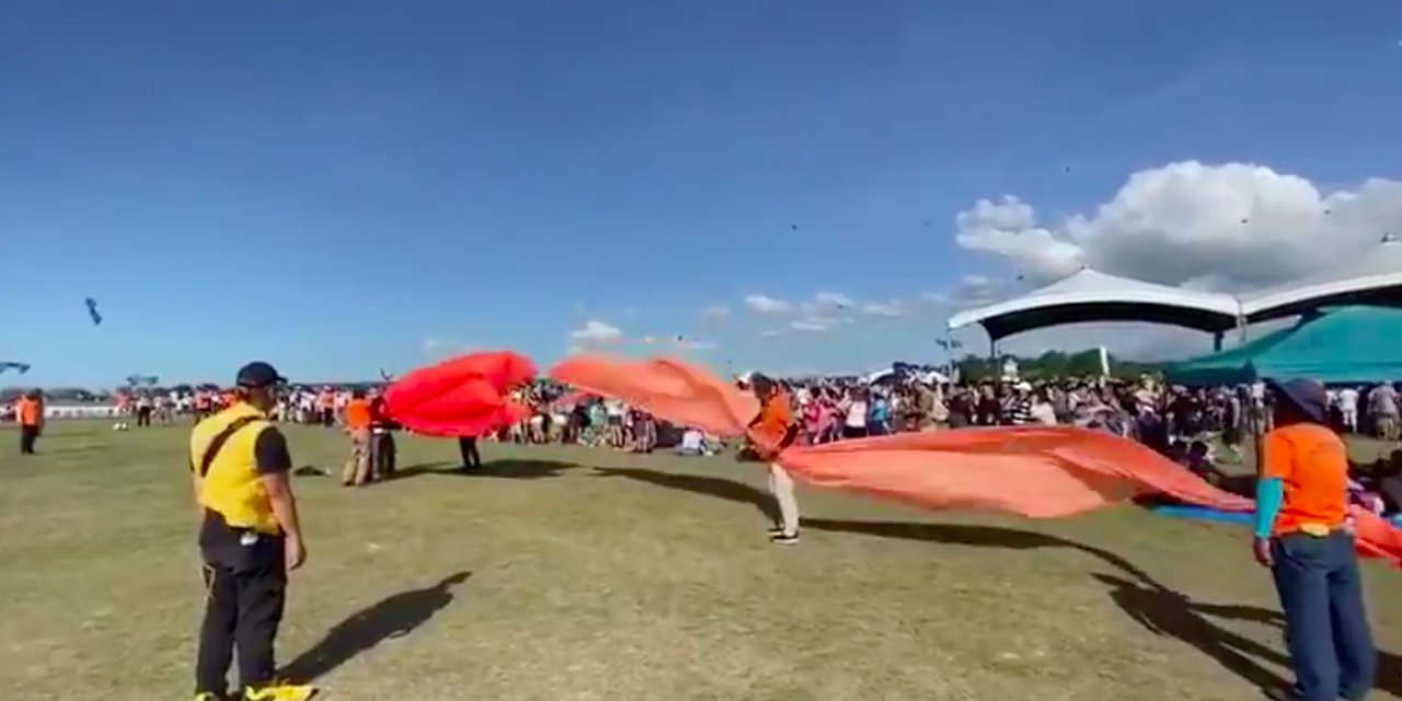 Minik kız uçurtmanın kuyruğuna takılıp havalandı!