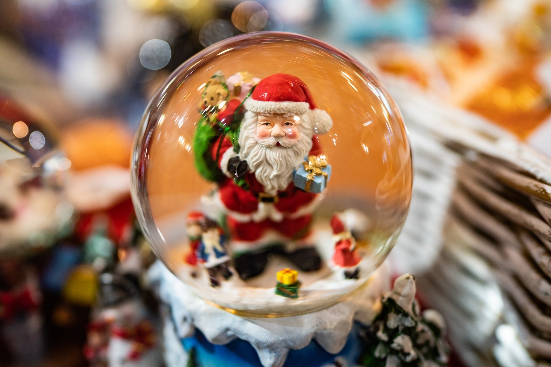 Madrid'de 6 binden fazla kişi Noel Baba kostümüyle koştu
