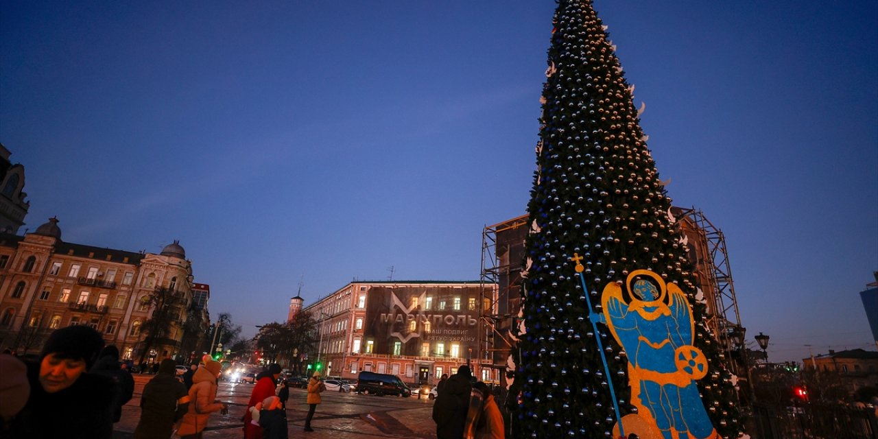 Savaşın gölgesindeki Ukrayna'nın ana noel ağacı jeneratör ile aydınlatıldı