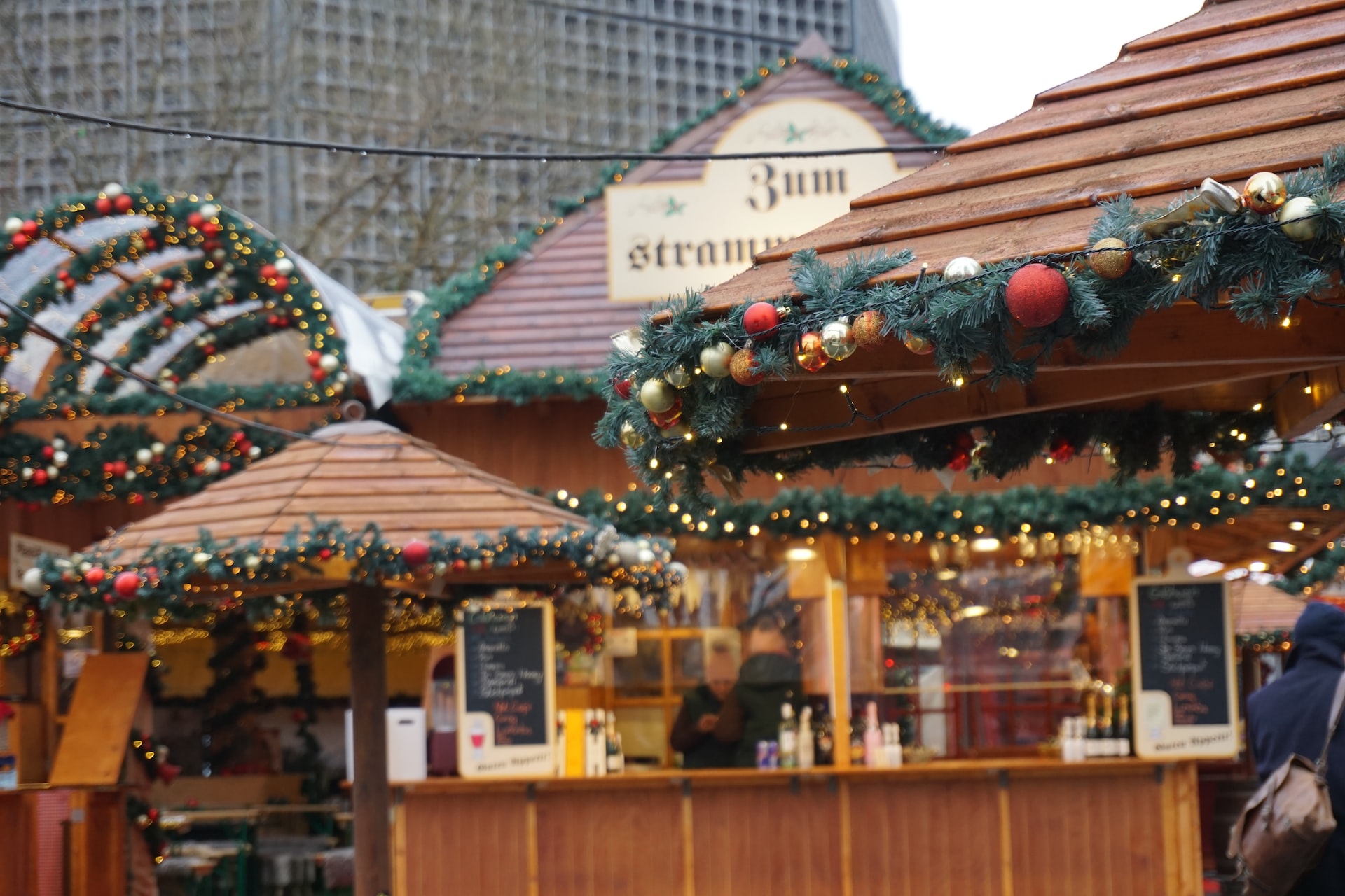 Berlin'de çevreciler Noel ağacına saldırdı