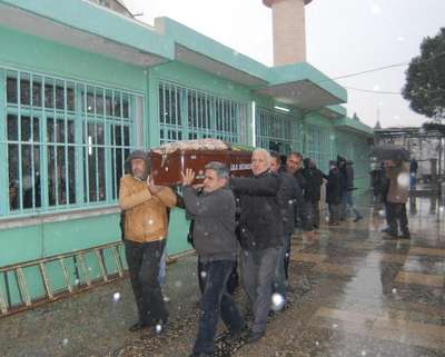 İzmir'de cinnet: Eşi ve 2 kızını öldürdü, intihar girişiminde bulundu (3)
