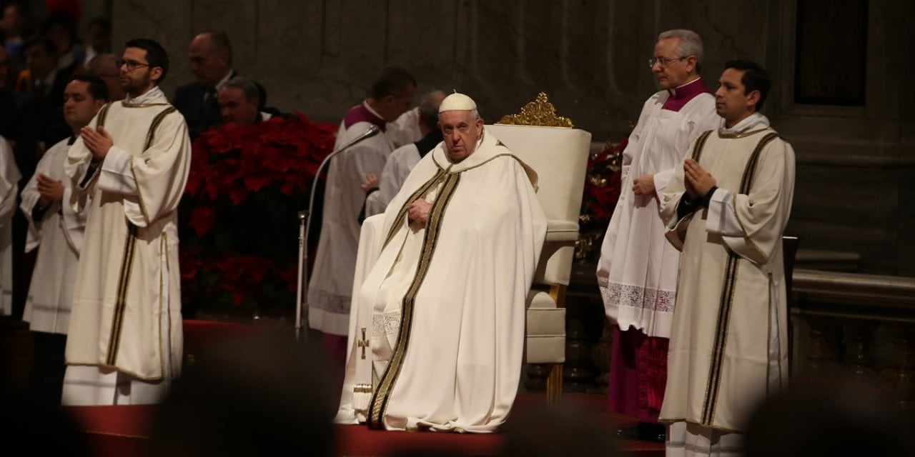 Papa Franciscus, Vatikan'daki geleneksel Noel ayinini yönetti