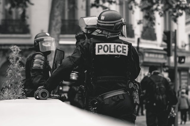 Paris saldırganı 'ırkçıyım' dedi; protestocular polisle çatıştı