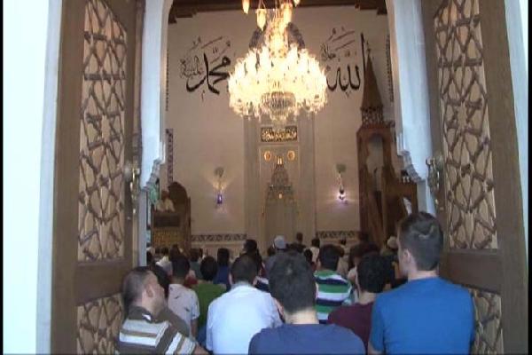 Caminin önüne domuz kafası bıraktılar