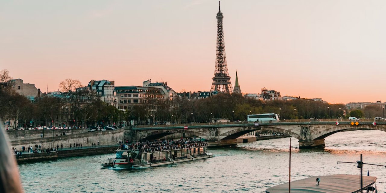 Paris'te Sen Nehri'nde tur ve gezi düzenleyen gemilerin çalışanları greve gitti