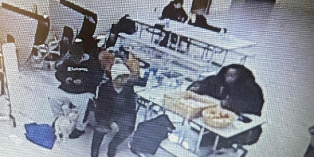 Arabasının kapısını açan kişi 20'den fazla kişiyi donmaktan kurtardı