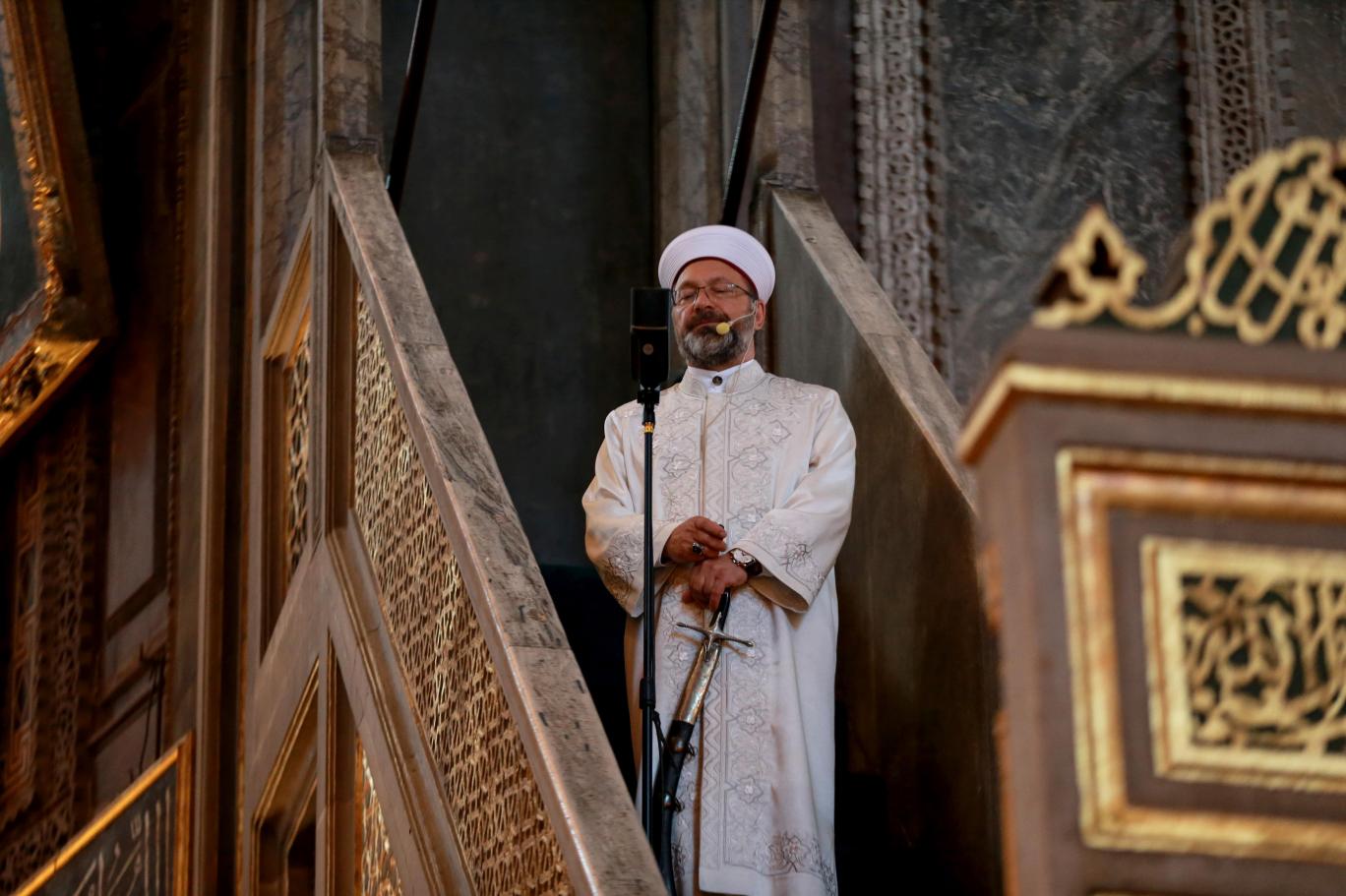 Ayasofya’ya bir kez daha kılıçla çıkan Ali Erbaş hutbesini İngilizce de okudu