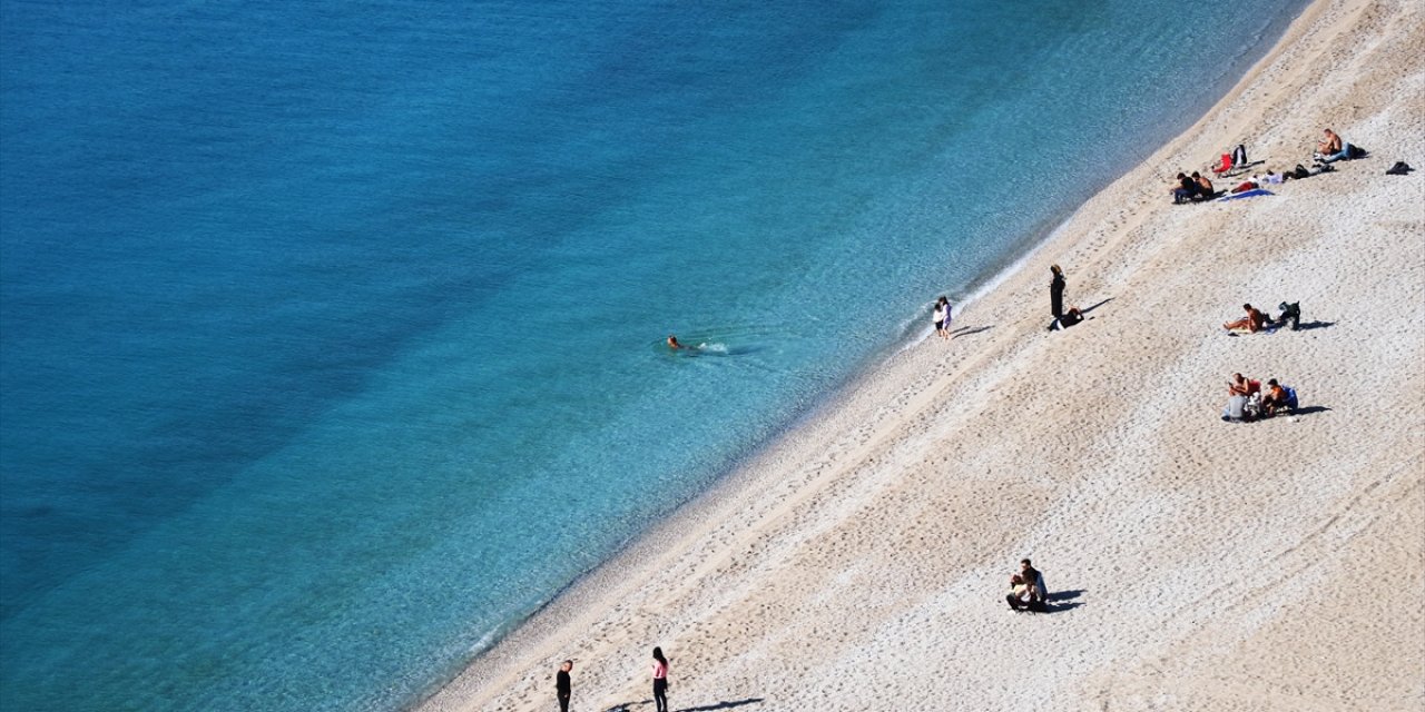 Muğla'da turistler yeni yılın ilk gününde denize girdi