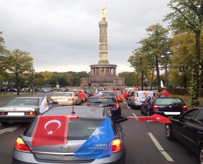 Alman polisi AK Parti konvoyunu dağıttı