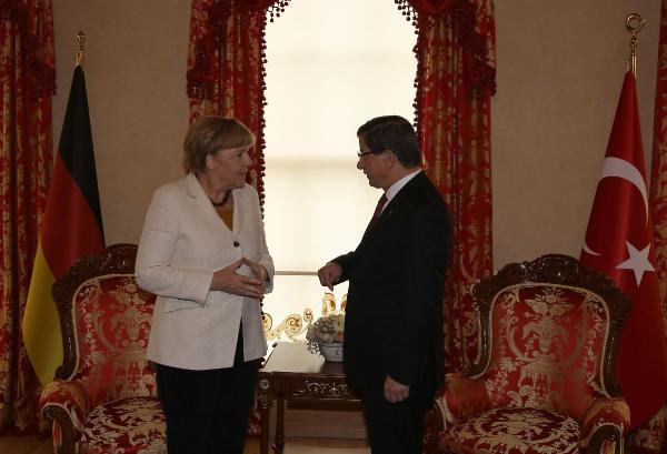 Merkel, Davutoğlu'na Atatürk'ü sordu