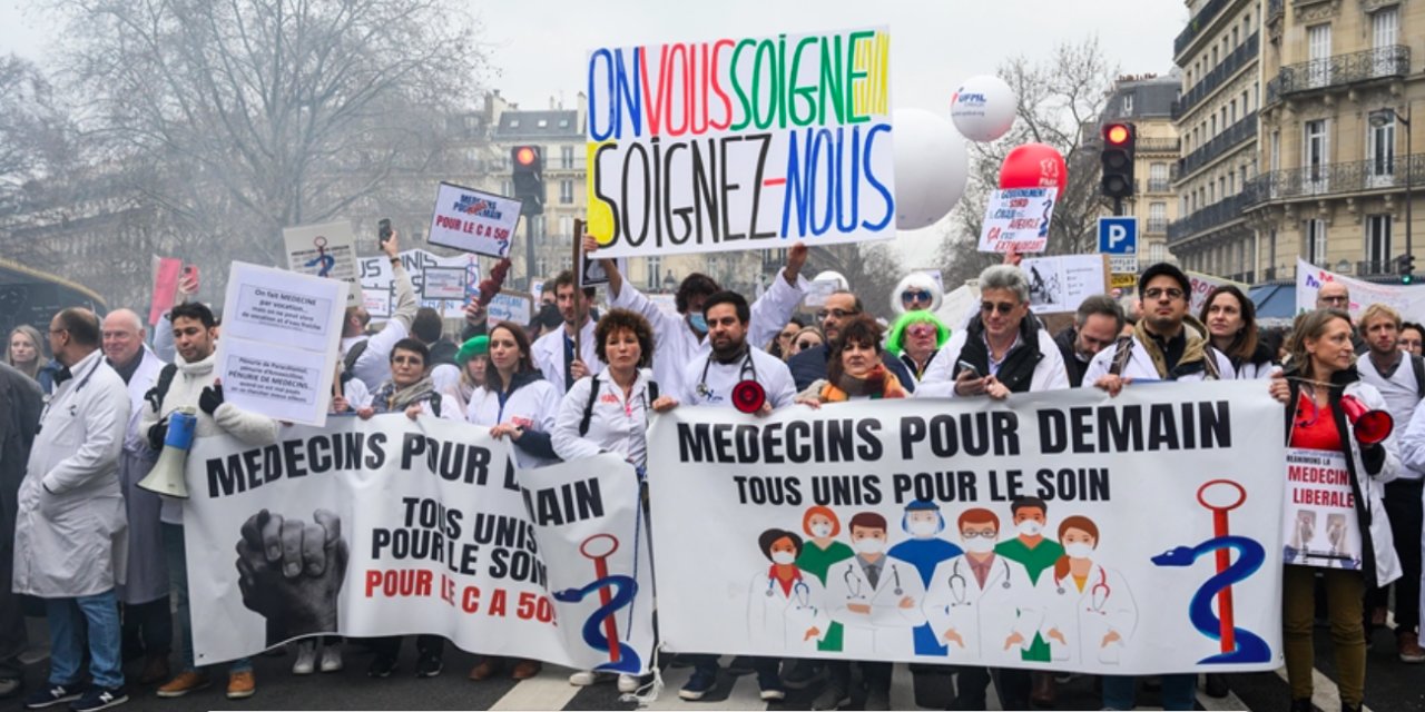 Paris'te pratisyen hekimlerden protesto gösterisi