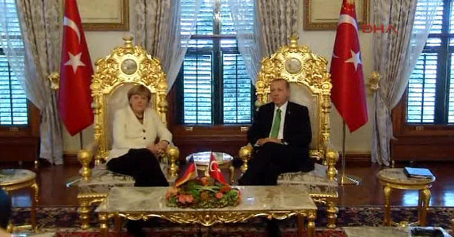 'Merkel Türklere kur yapıyor'