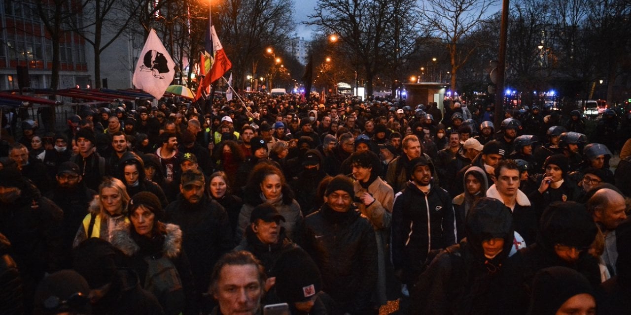 Paris'te sarı yelekliler hükümetin emeklilik reformuna karşı gösteri düzenledi