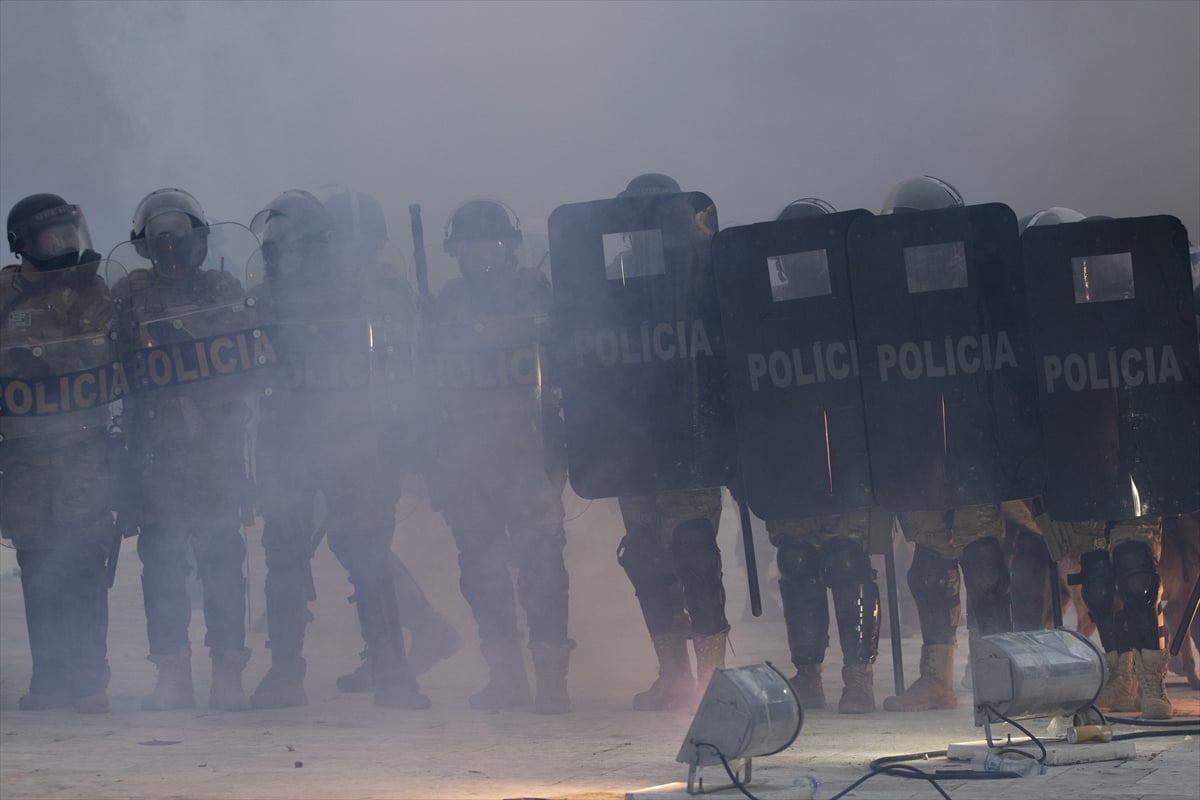 O ülkede sağcılar, aynı ABD'de olduğu gibi Kongre baskını yaptı
