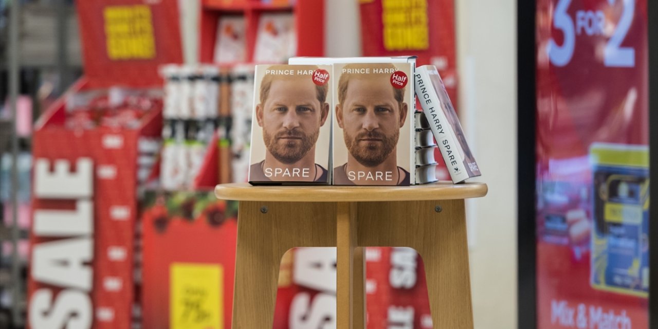 Prens Harry'nin tartışmalı anı kitabı "Spare" satışa çıktı