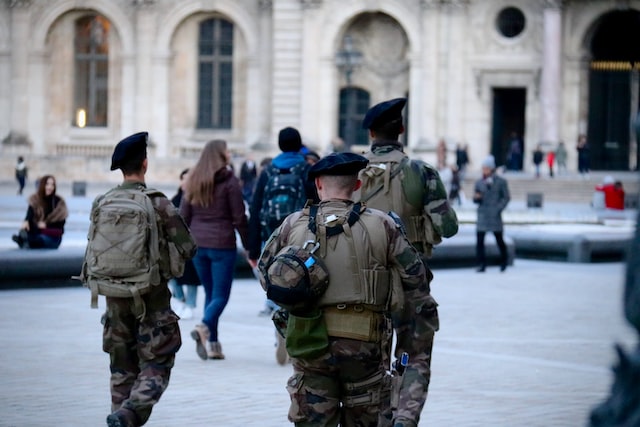 Paris'te tren istasyonunda saldırı: Yaralılar var