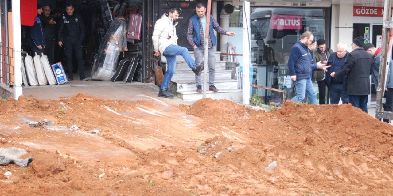 Kira tartışmasında dükkanın önüne toprak döktürdü!