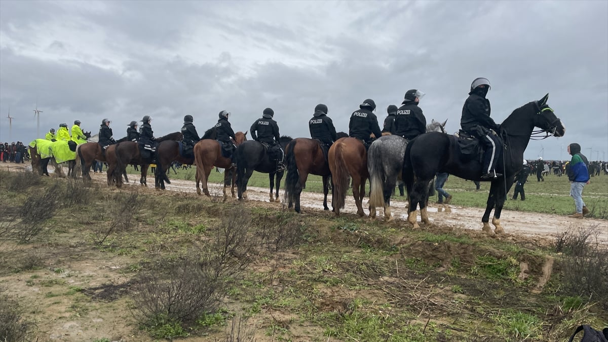 Almanya'da hareketli dakikalar... Polis gösteriye müdahale etti, ortalık karıştı!