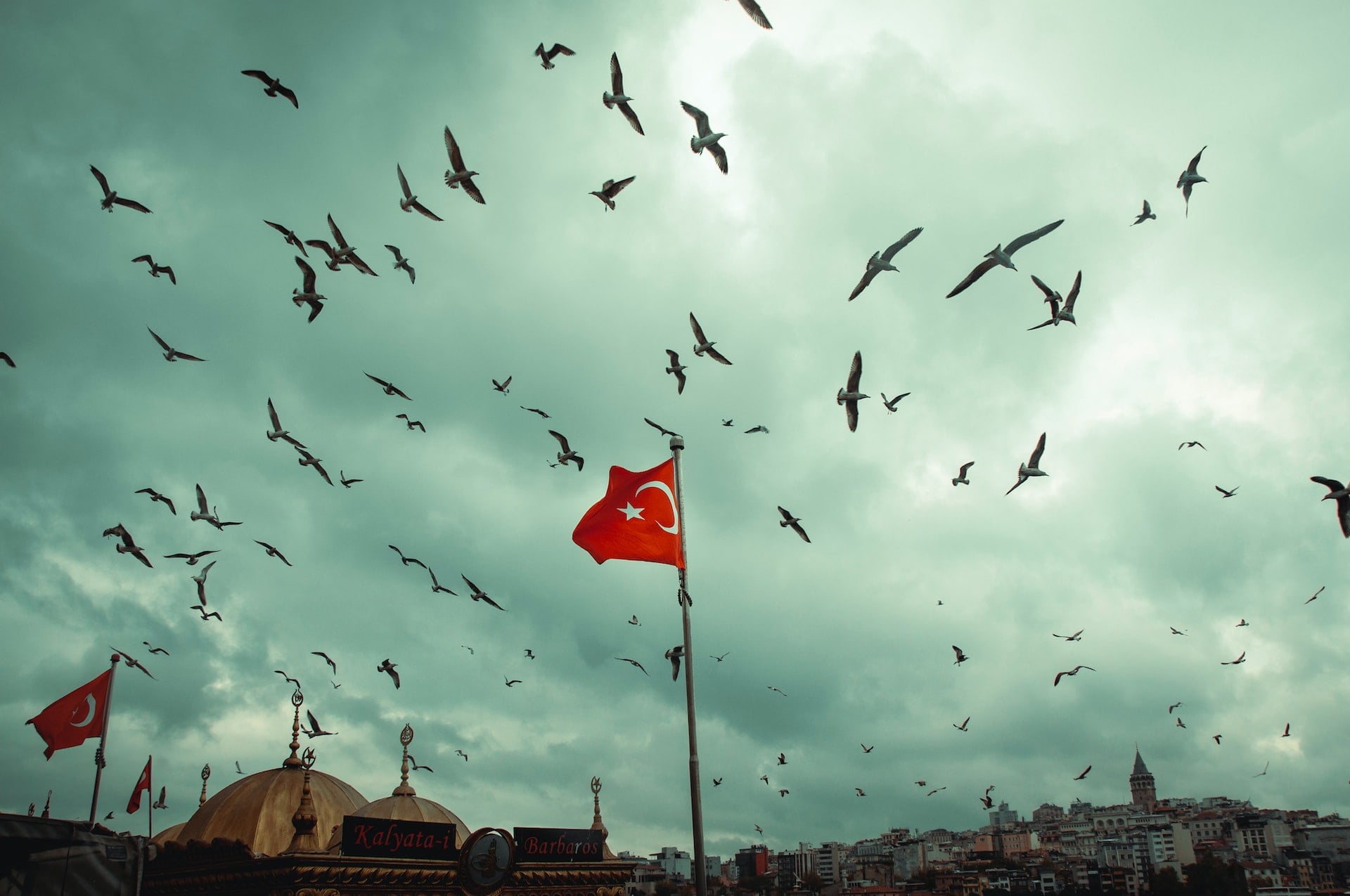 Aşırı sağcı grup Türkiye Büyükelçiliği önünde Kur'an-ı Kerim yaktı