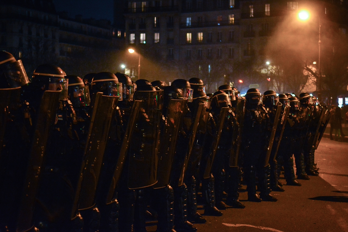 Fransa'da göstericinin polisin cop darbesiyle sakatlandığı olaya ilişkin soruşturma