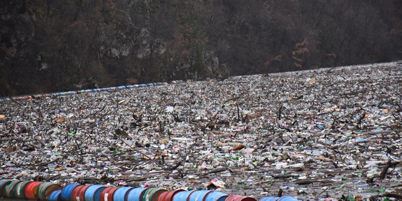 Bosna Hersek'te Drina Nehri'nin yüzeyi çöp ve atıklarla kaplandı