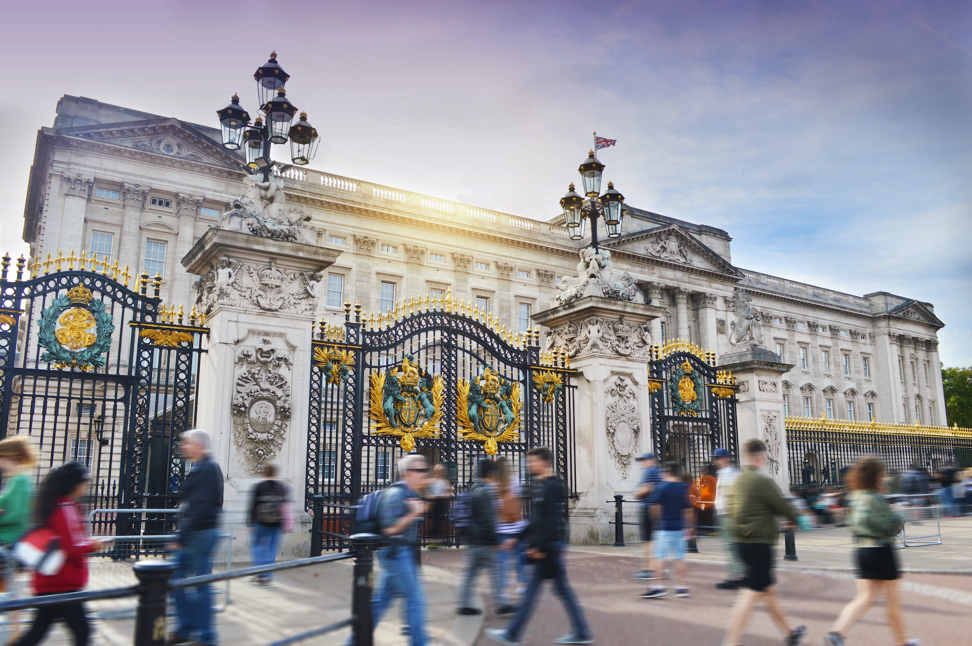 İngiltere'de protestocular Buckingham Sarayı'na "oy kullanma yeri levhası" astı
