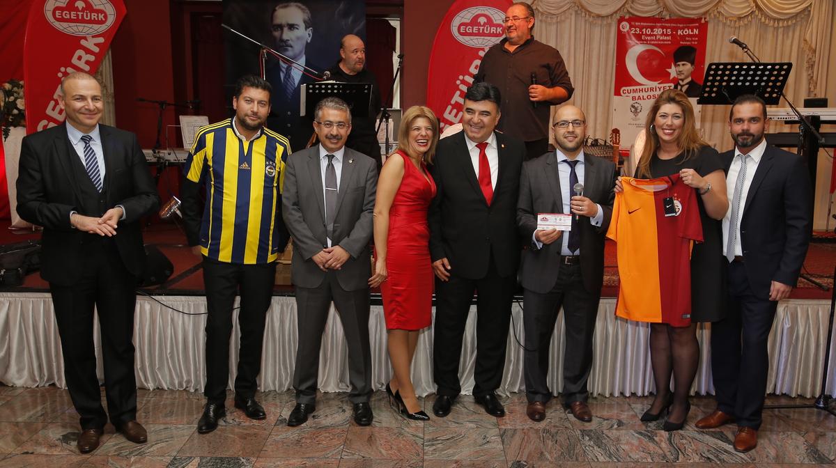 Kölnlü taraftarlar Cumhuriyet'i birlikte kutladı