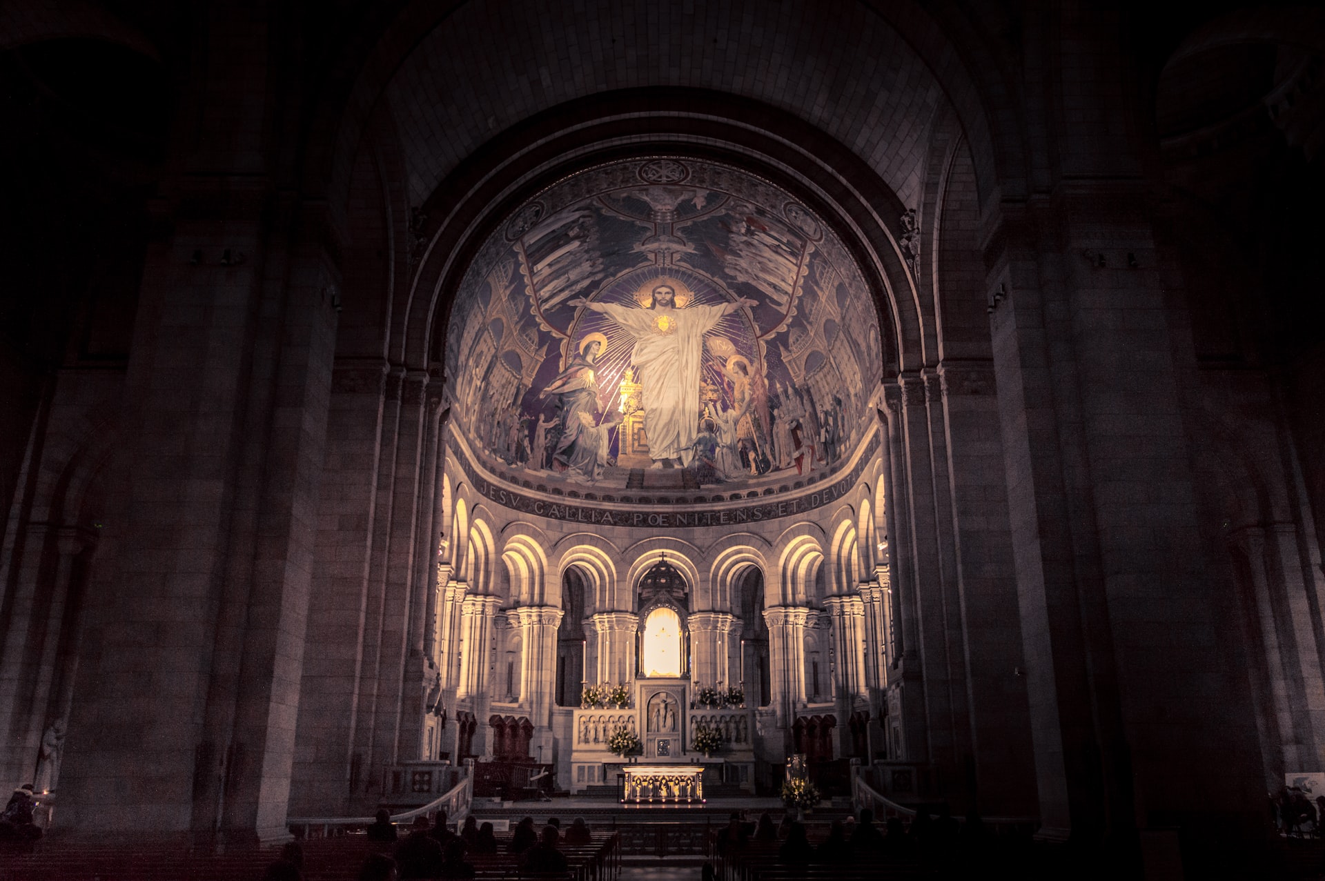Paris'te artan kilise kundaklama girişimlerine yönelik soruşturma açıldı