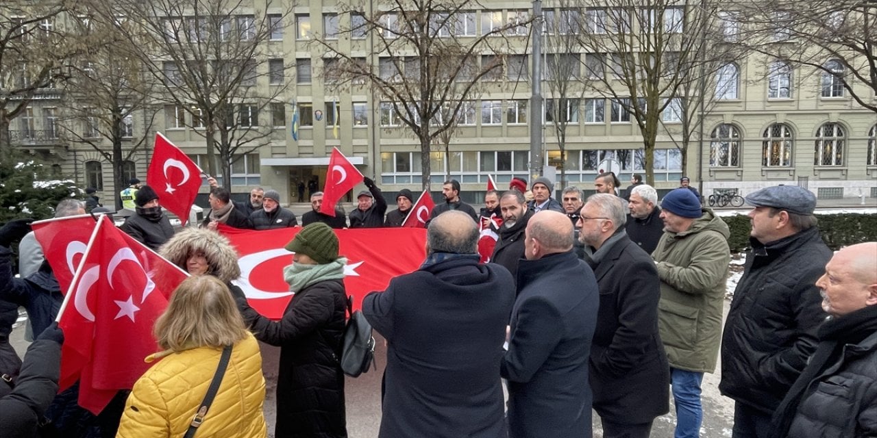 İsviçre'deki Türk toplumu, Kur'an-ı Kerim'in yakılmasını İsveç Büyükelçiliği önünde protesto etti