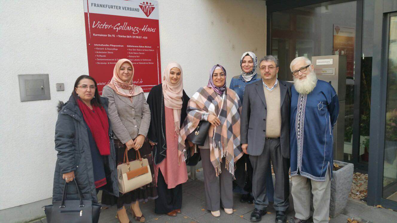 UETD'den yaşlılara aşure ziyareti