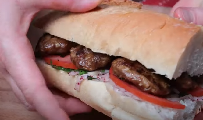 Nezarethanedeki annesine köfte ekmek içinde getirdiğiyle şok etti!