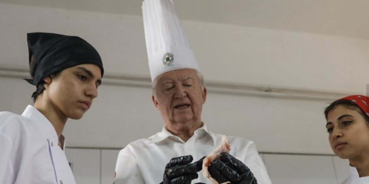 Gastronomi öğrencileri ve Alman şef işitme engellilere aşçılık eğitimi için mutfağa girdi