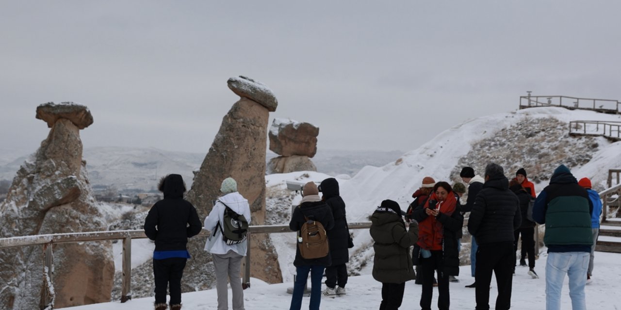 Turistler karla kaplanan Kapadokya'da gezdi