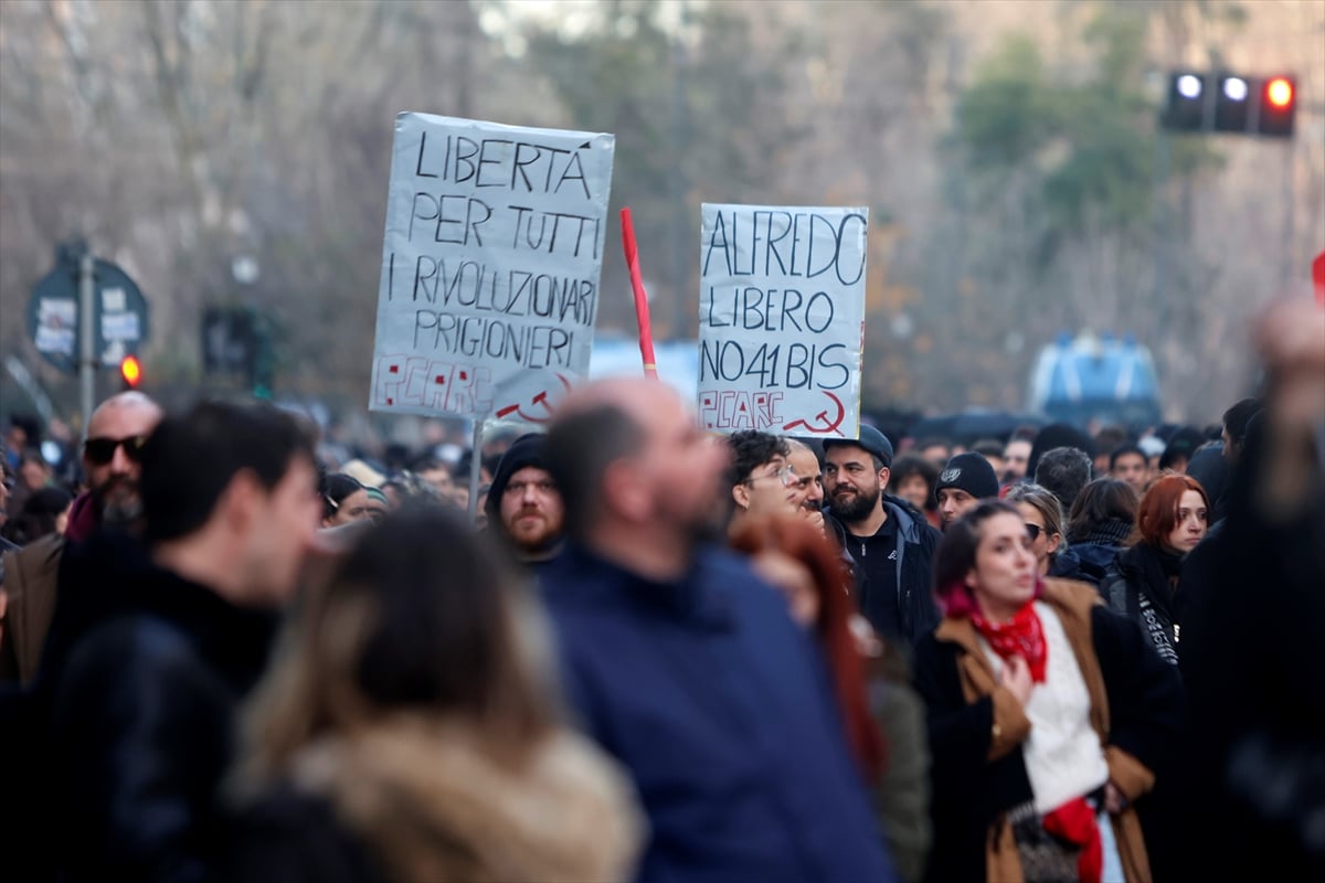 İtalya'da açlık grevi yapan anarşist mahkum için protesto yürüyüşleri yapıldı