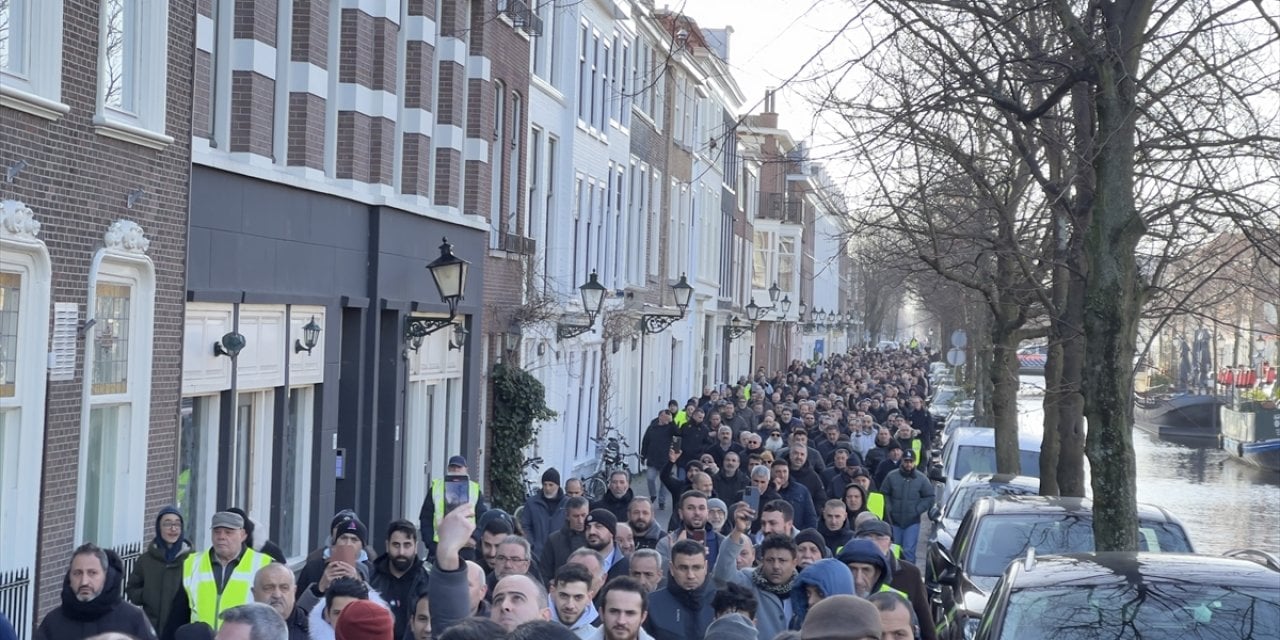 Hollanda’da Müslümanlar Kur'an-ı Kerim'e yönelik saldırıları protesto etti