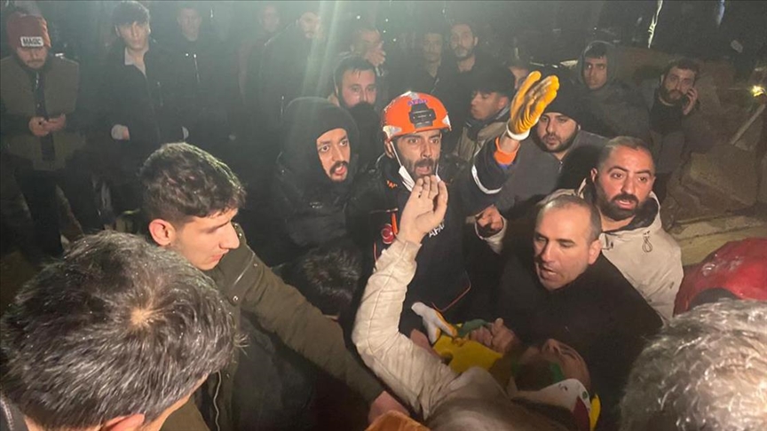Türkiye'nin acı günü... Doğu ve Güneydoğu Anadolu bölgeleri depremle sarsıldı, şimdiye kadar 284 kişi hayatını kaybetti!