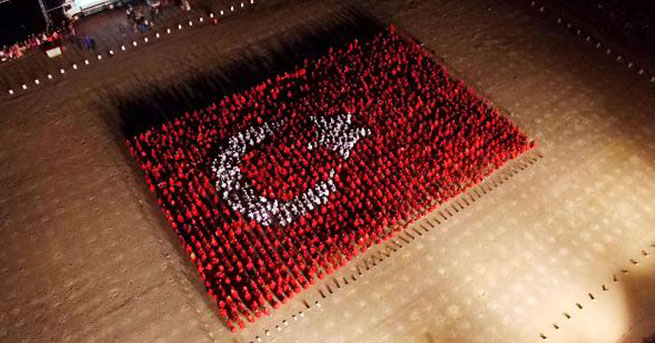 2015 kişi dev Türk bayrağı oluşturdu
