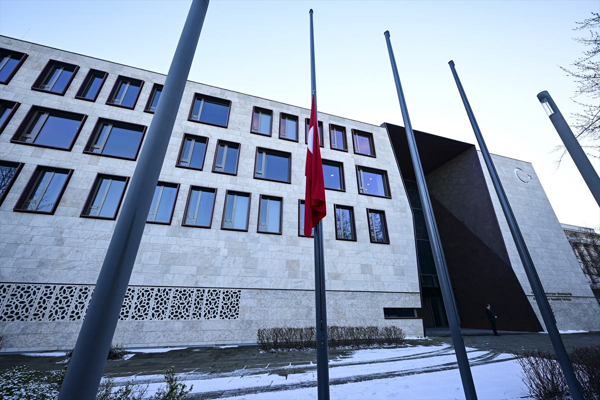 Türkiye'nin Berlin Büyükelçiliğinde Türk bayrağı yarıya indirildi