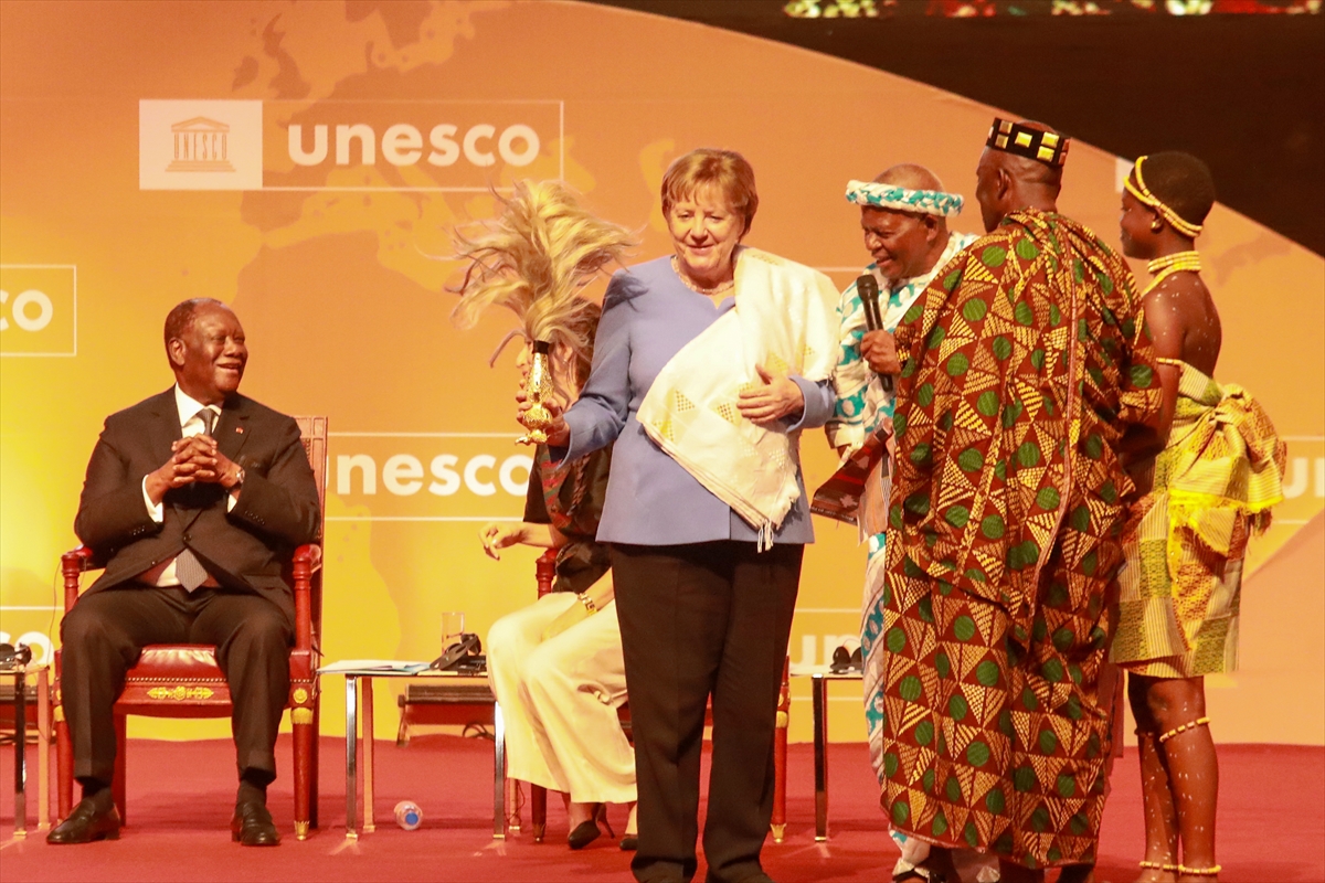 Merkel, UNESCO Barış Ödülünü teslim aldı
