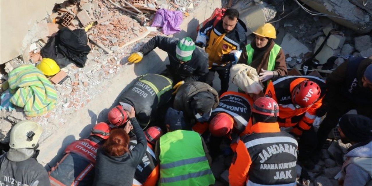 Elbistan'da enkaz altında kalan çocuk 80 saat sonra kurtarıldı