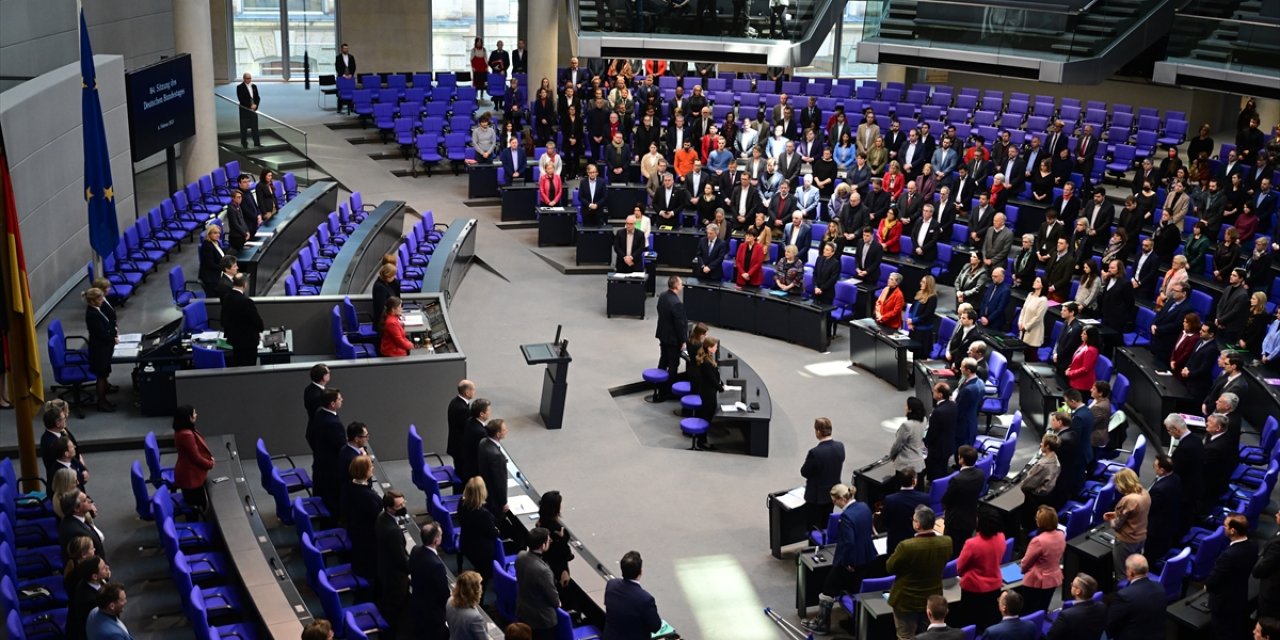 Bundestag'da depremde hayatını kaybedenler için saygı duruşu