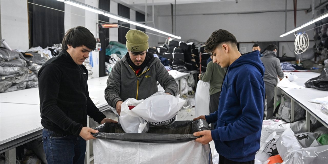 Alman Smilodox, depremzedeler için battaniye üretmeye başladı
