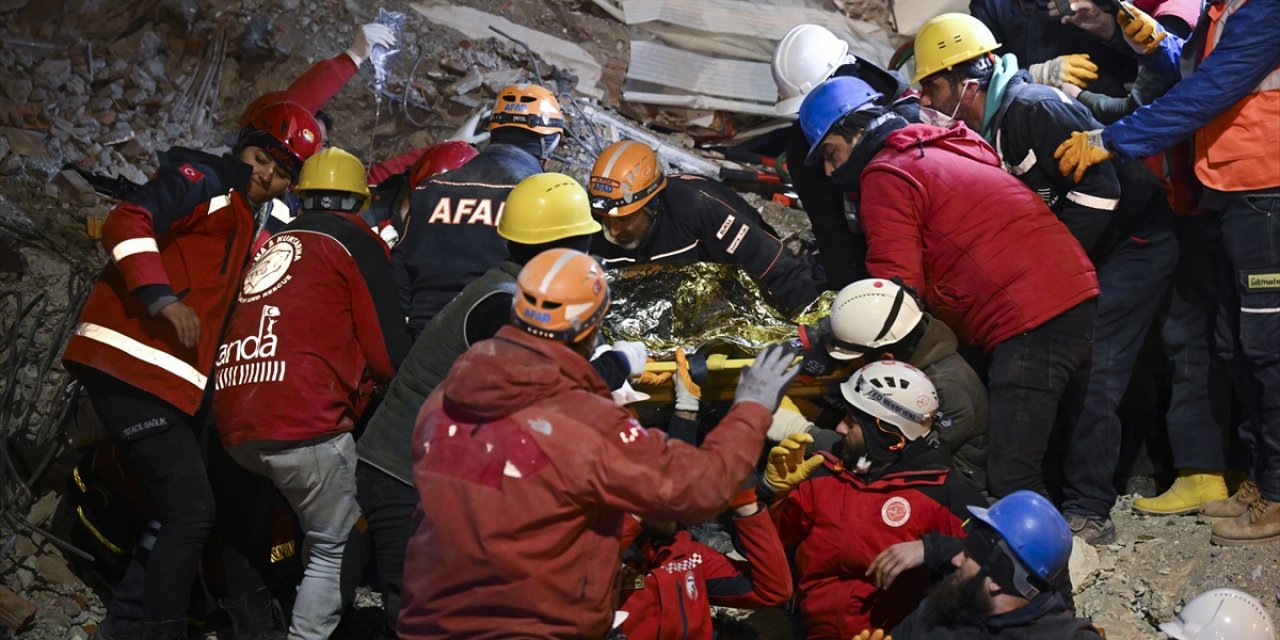 Kahramanmaraş'ta bir kişi enkazdan 112 saat sonra kurtarıldı