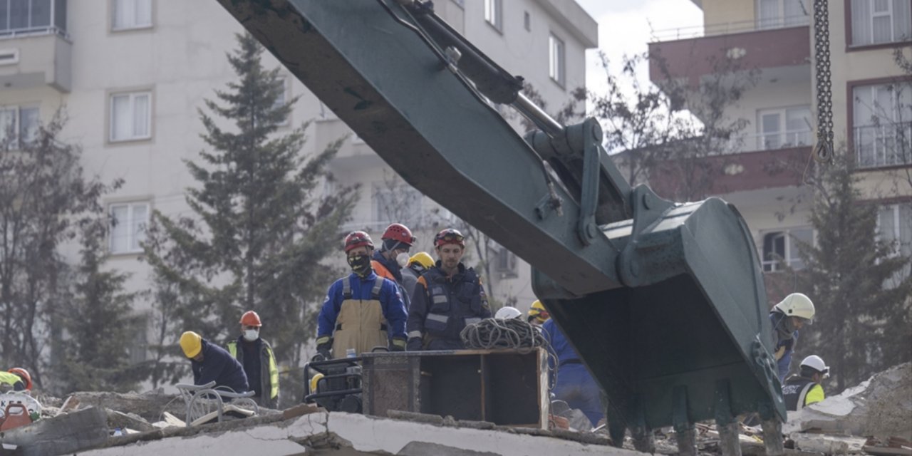 Kahramanmaraş merkezli depremlerde 20 bin 665 kişi hayatını kaybetti