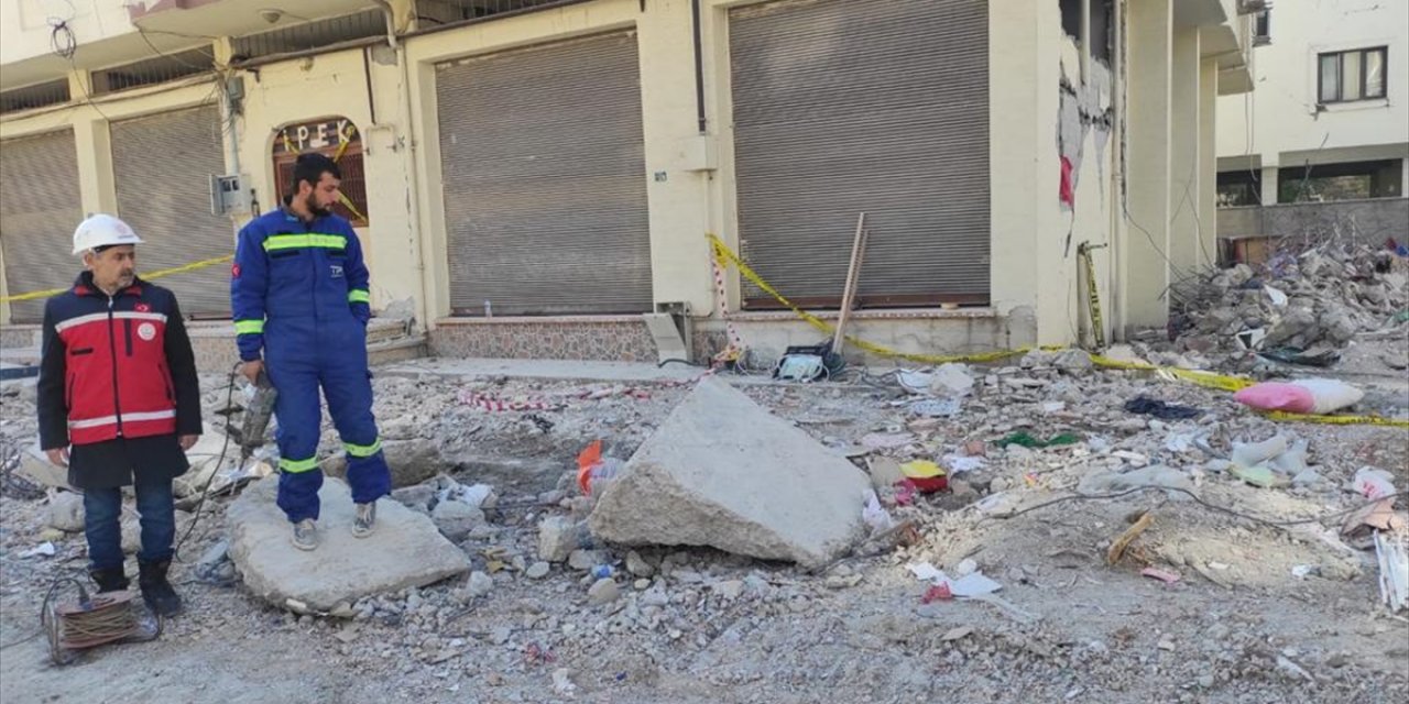 Deprem soruşturması kapsamında yıkılan binalardan deliller toplanıyor
