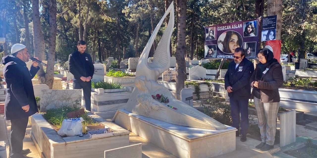 Özgecan Aslan ölümünün 8. yılında mezarı başında anıldı